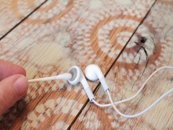 cara membersihkan earphone membersihkan dengan cotton bud