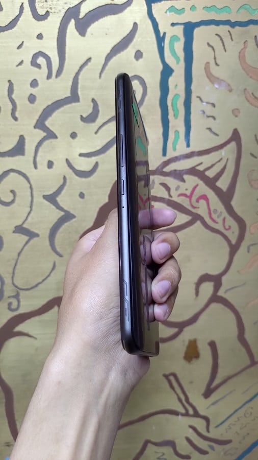 Samping Kanan Asus ROG Phone 2