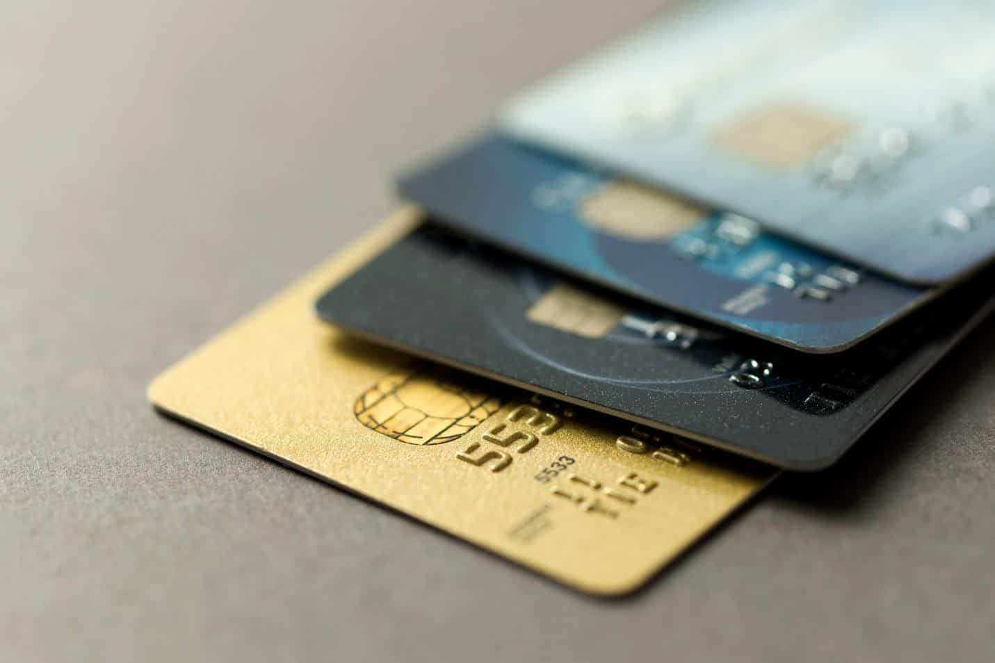 Menggunakan Debit Card