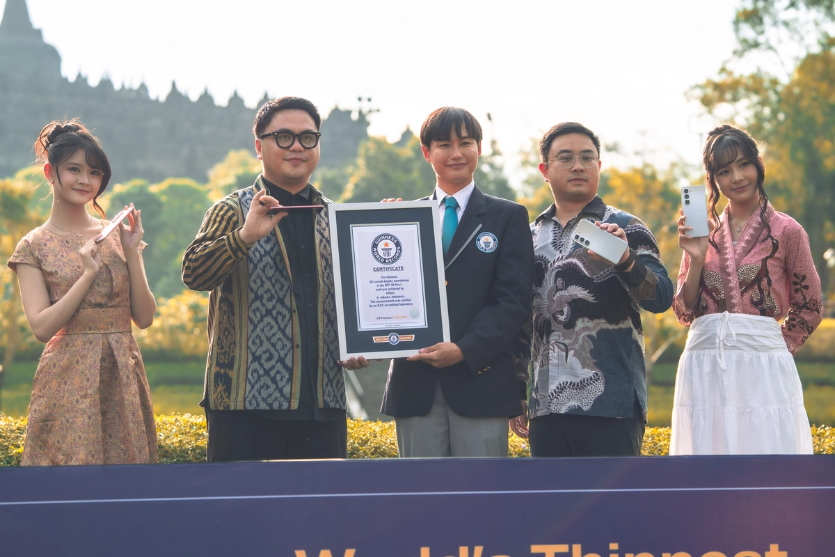 Momen Selebrasi Penyerahan Sertifikat GUINNESS WORLD RECORDS™ Infinix HOT 60 Pro+ sebagai Smartphone Layar 3D-Curved Tertipis di Dunia